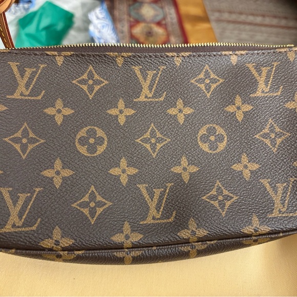 Brand new LV pochette monogram purse - Picture 5 of 10